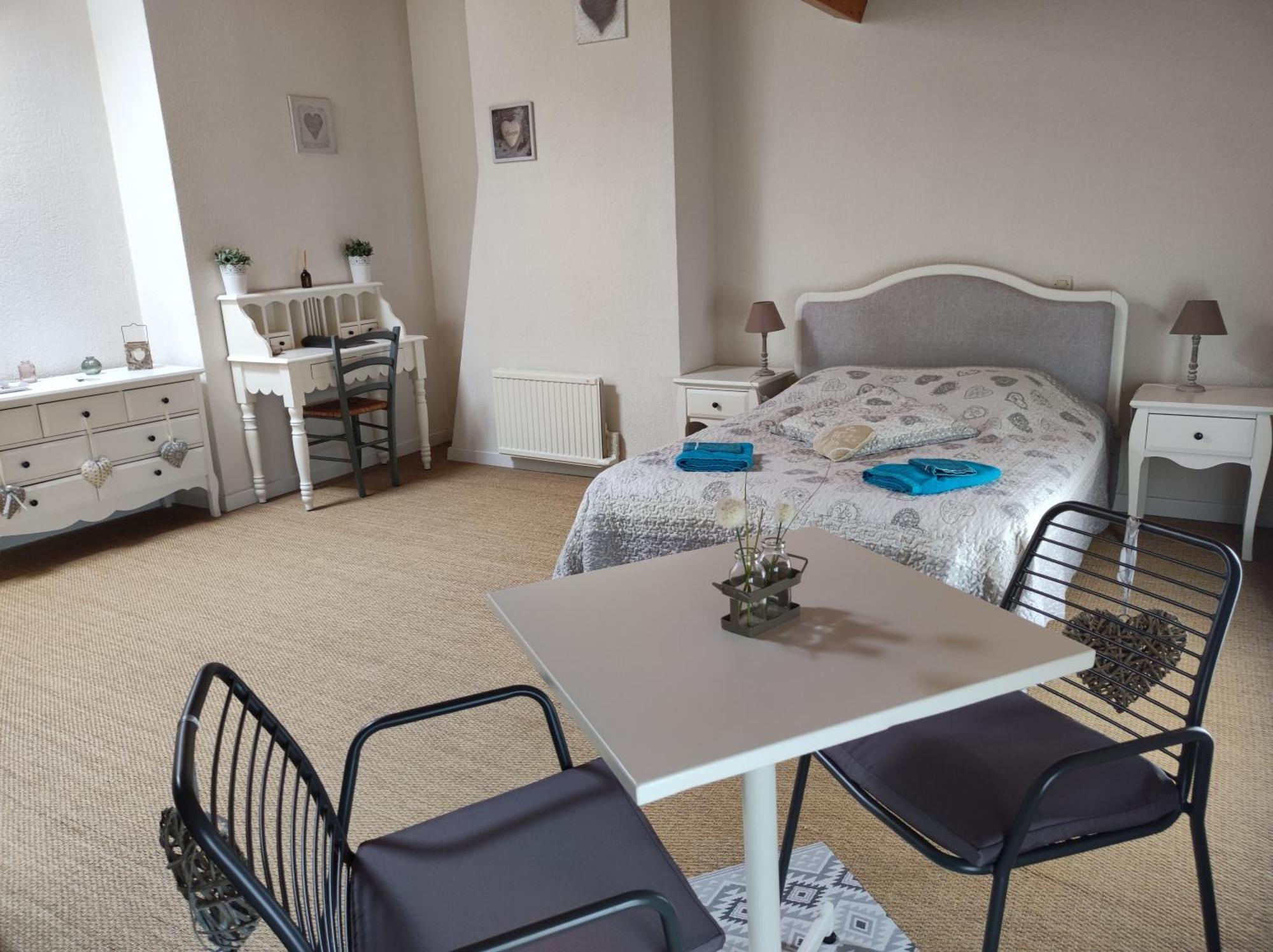 Les Chenets Bed & Breakfast Chenay  Luaran gambar